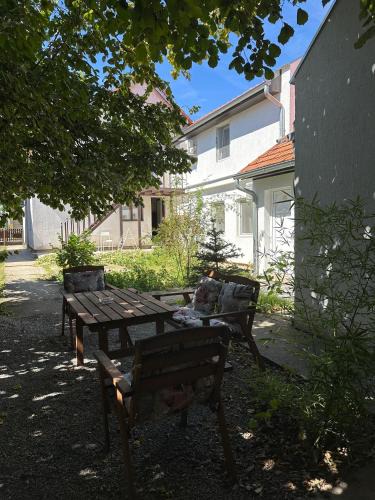 Zrenjanin Apartment | Сјајни лешник