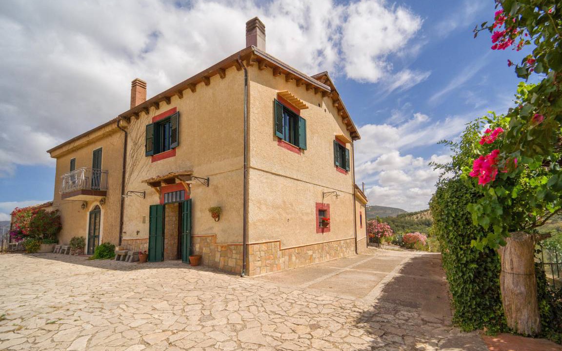 Palazzo Adriano House | 200 m² Maisonette ∙ 3 bedrooms ∙ 6 guests