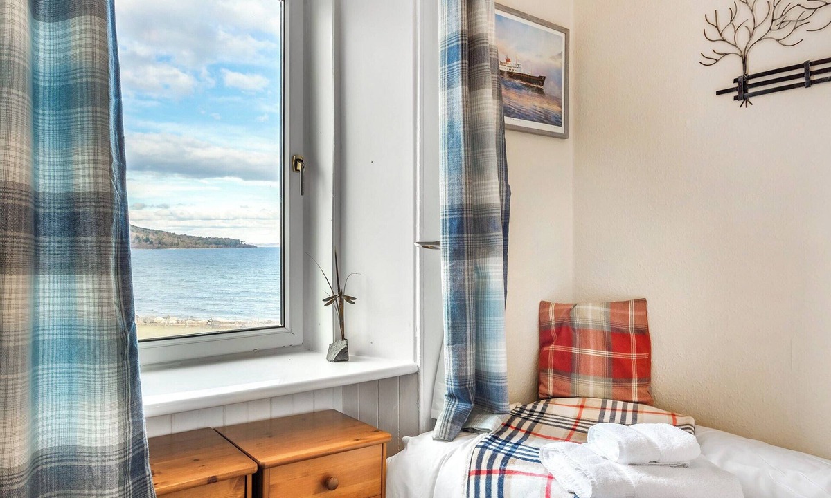Brodick Cottage | 3 bedroom accommodation in Invercloy, Brodick