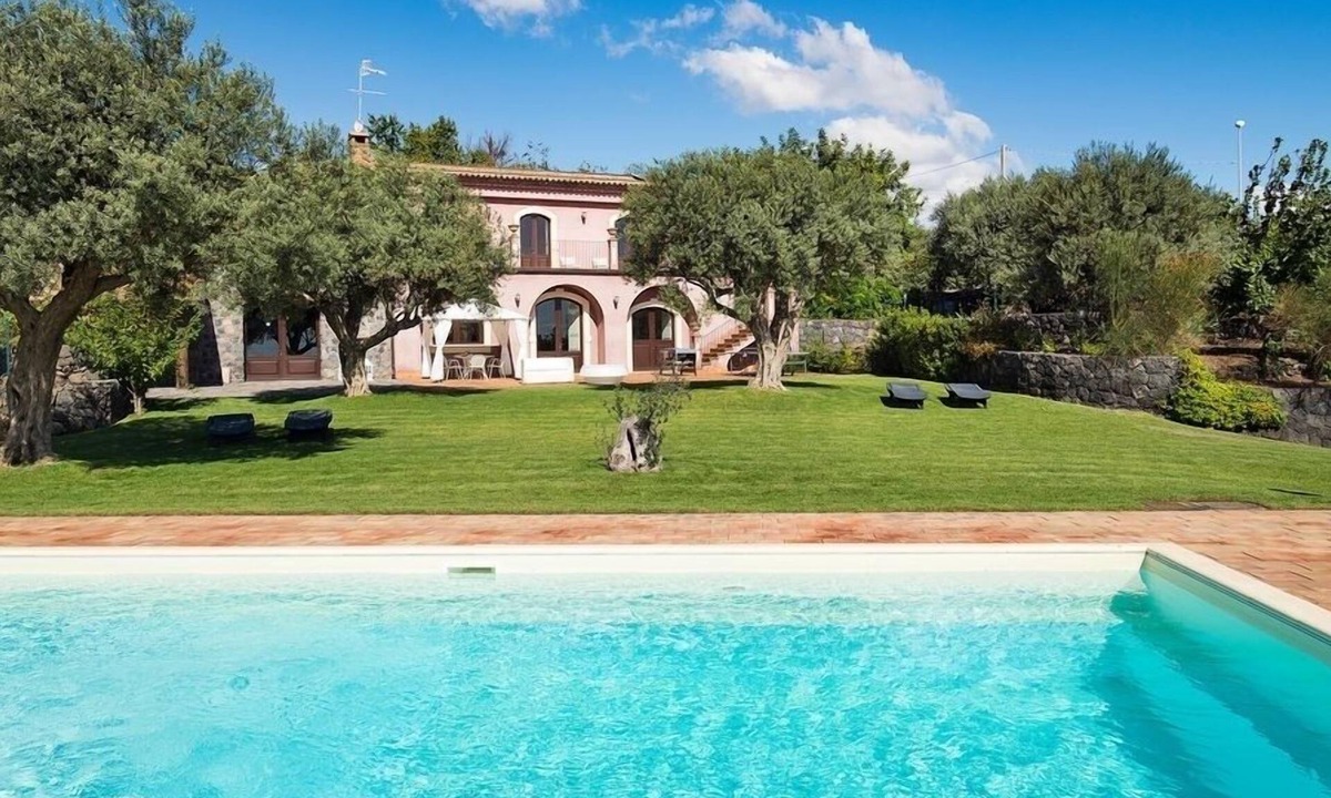 Milo Villa | 3 bedroom Villa rental near Catania Sicily with private pool and airconditioning