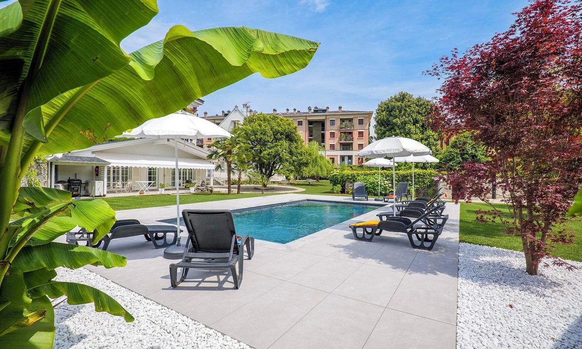 Intra Apartment | 3½-room apartment with pool and balcony in a sunny location