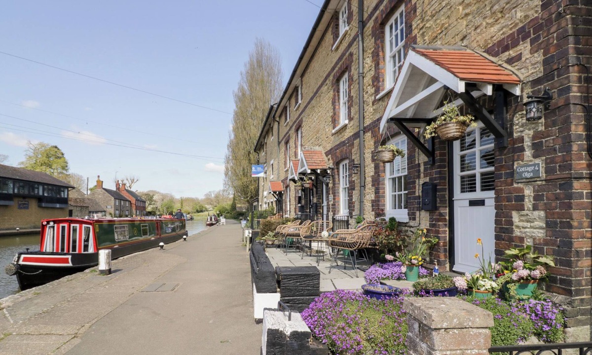 Stoke Bruerne House | 4 CANALSIDE COTTAGES, pet friendly, with a garden in Roade