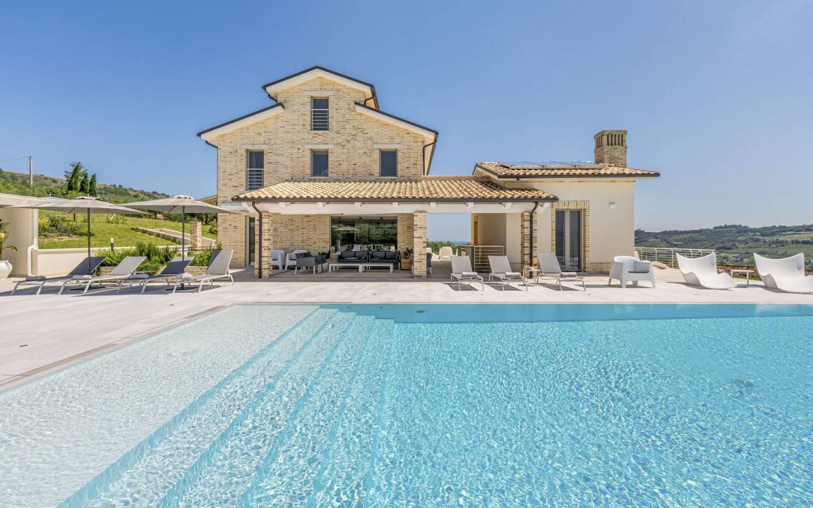Monterubbiano Villa | 420 m² Villa ∙ 8 bedrooms ∙ 15 guests