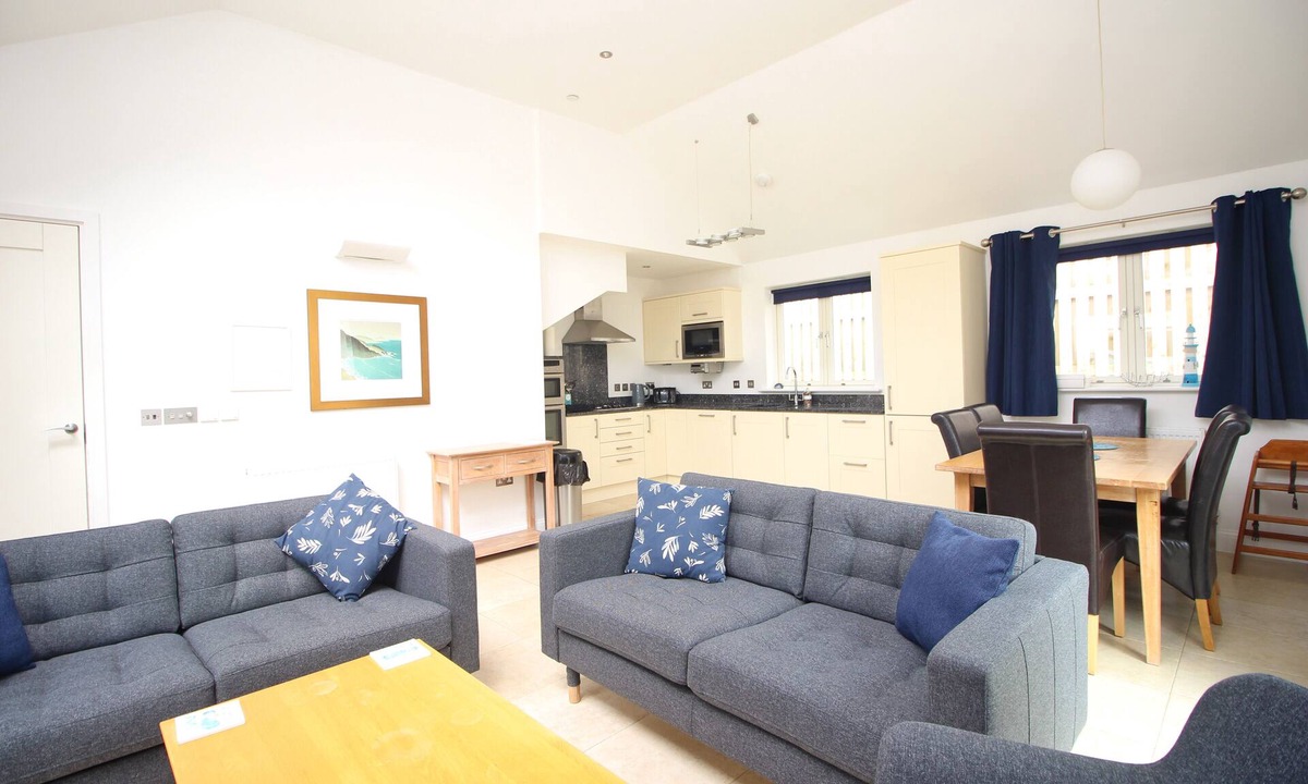 Constantine Bay House | 50m from the beach, dog friendly with patio garden