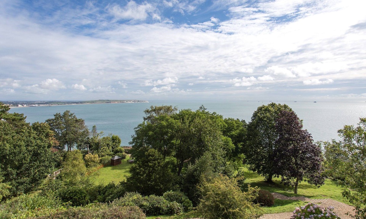 Shanklin Apartment | A first-floor apartment with an elegant balcony and views out to sea.