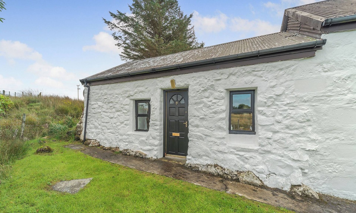 Bunessan Cottage | A tiny, traditional cottage tucked away on the Ross of Mull, close to the sea.