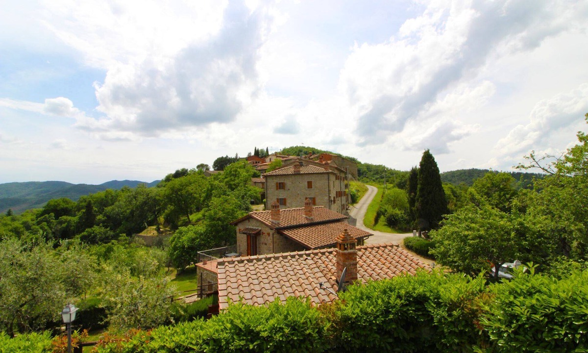 Pieve al Bagnoro Villa | A very old small stone hamlet set in a panoramic position a few km from the city of Arezzo. Endowed