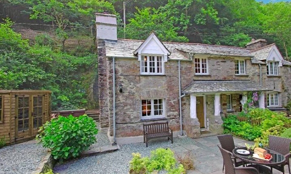 Looe Cottage | Alice's Cottage, Stands In The Beautiful Kilminorth Woods At Watergate