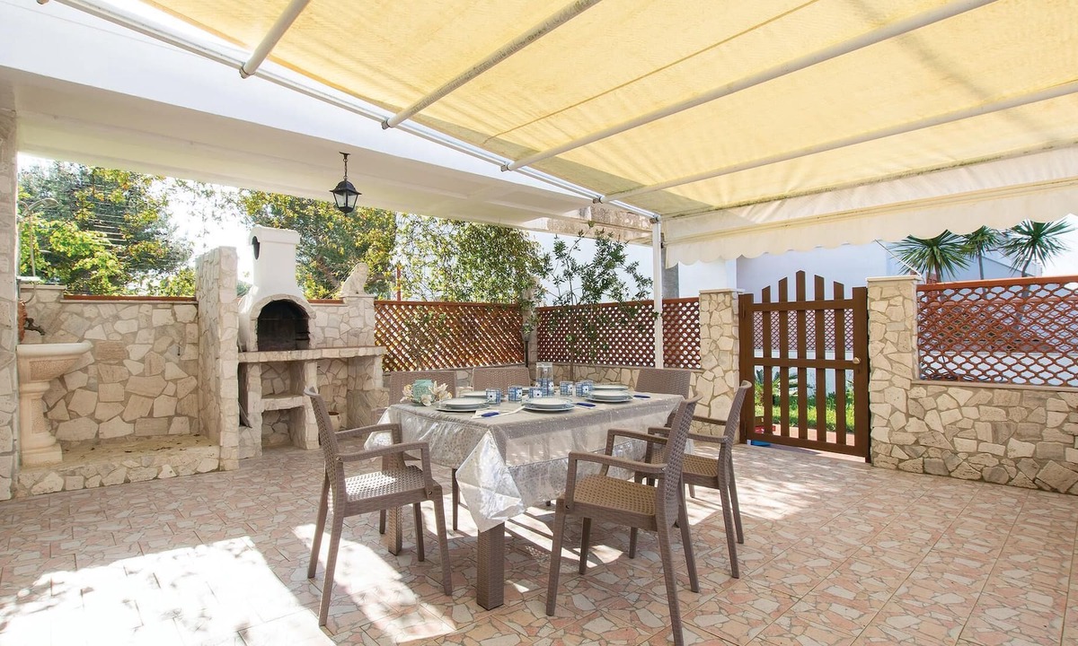 Manfredonia Apartment | Apartment 300 m from the sea of Scalo dei Saraceni, a tourist village south of Manfredonia (15 km),