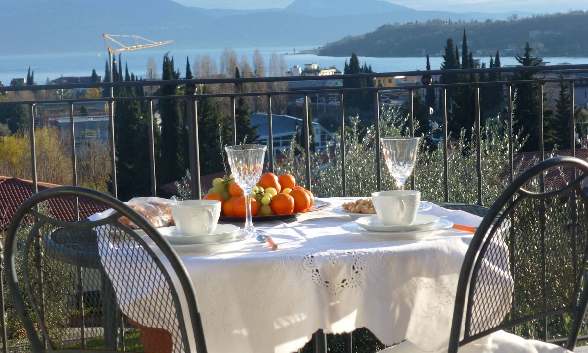 Salo Apartment | Apartment in Salo with breathtaking lake view - WIFI A/C car parking