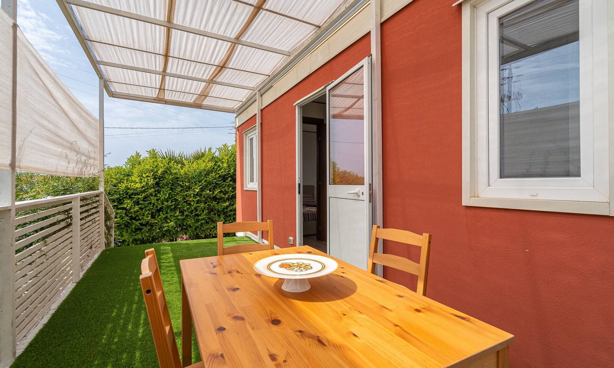 Ognina Apartment | Apartment 'La Rossa' with Private Terrace, Wi-Fi and Air Conditioning