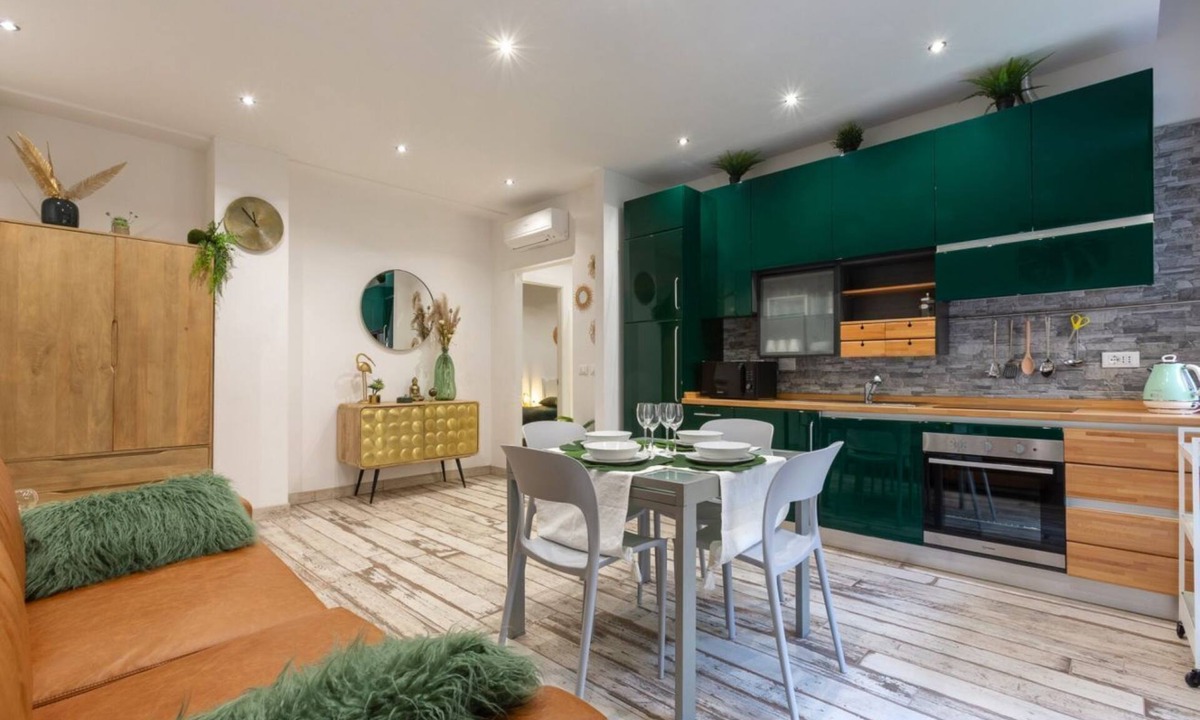 San Donato Apartment | Apartment located on the first floor of a building with a lift.In 75 square meters of space, it comfortably accommodates 6 people with two double bedrooms and a sofa bed in the living room.Connected with the city center and with all points of interest in