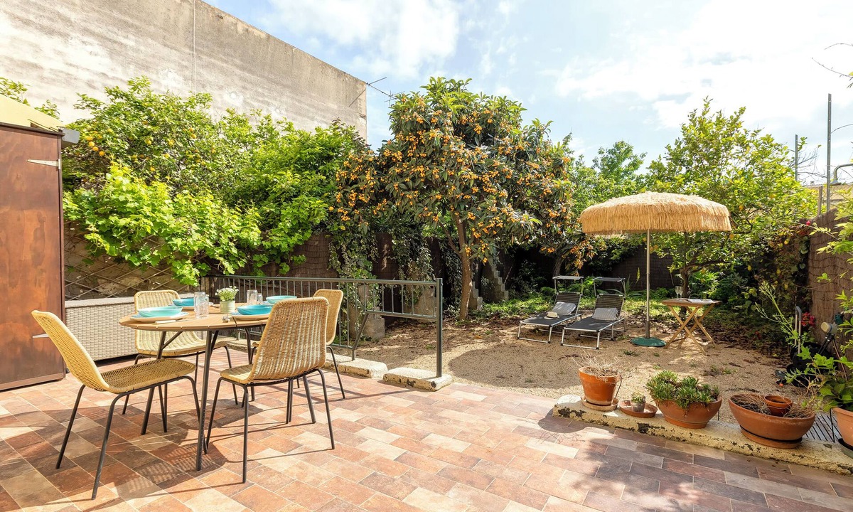 Pivarada Apartment | Apartment 'Rosas' with Private Terrace, Private Garden and Wi-Fi