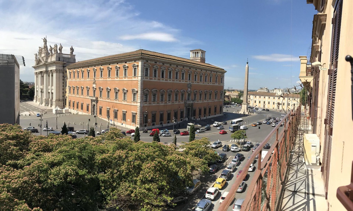 Esquilino Bed & Breakfast | Aria Rome Rooms double room with balcony and view of Basilica di San Giovanni