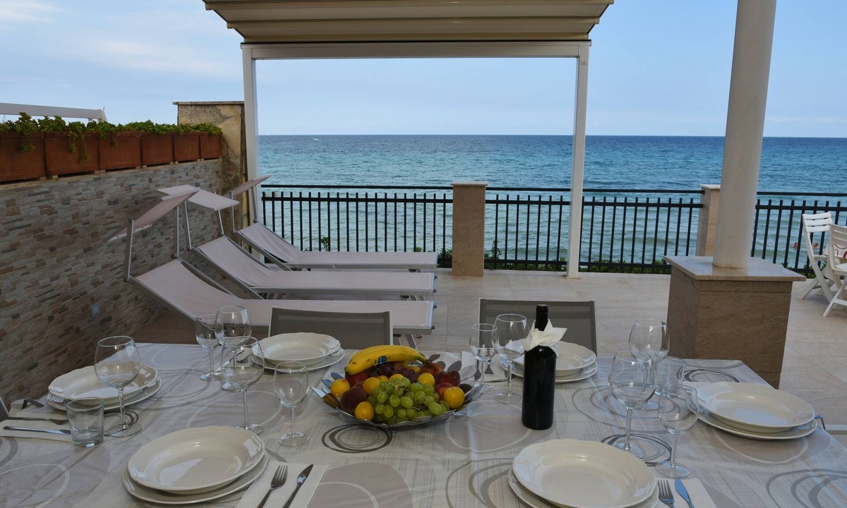 Fontane Bianche House | Beach house/villa in Fontane Bianche, Syracuse, directly by the sea with Jacuzzi