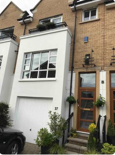 Belfast House | Beautiful 4 bedroom Townhouse minutes from Belfast City Centre