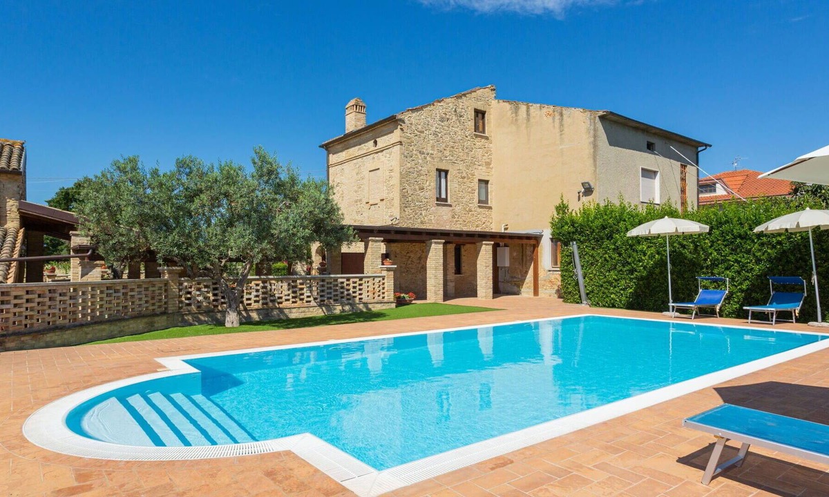 Crecchio House | Beautiful apartment in villa for 12 people with pool, TV, terrace and parking