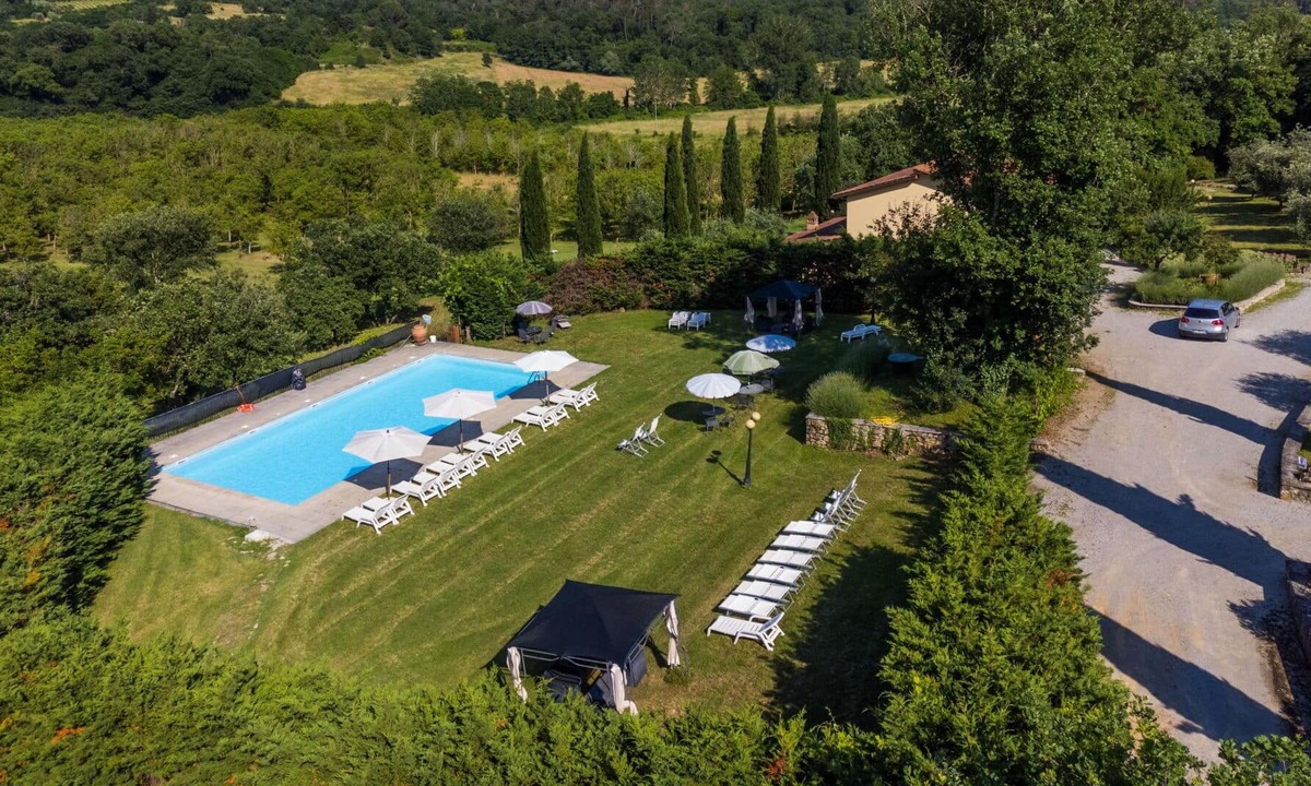 Badia Agnano Apartment | Beautiful apartment with pool, WIFI, TV, terrace, pets allowed, panoramic view and parking