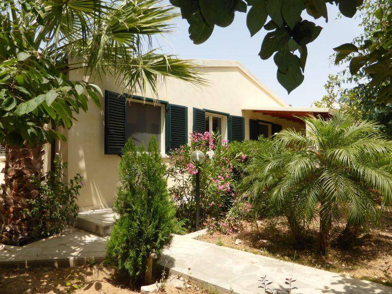 Marina di Modica House | Beautiful centrally located bungalow directly on the sandy beach