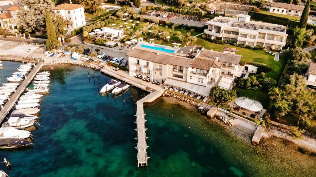Portese Hotel | Bella Hotel & Restaurant with private dock for mooring boats