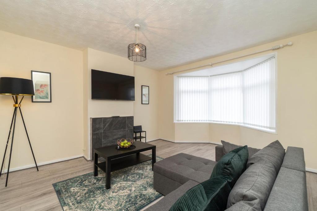 Bristol House | Bristol Place - Entire 3 Bedroom Home with Parking & Garden - Groups & Families