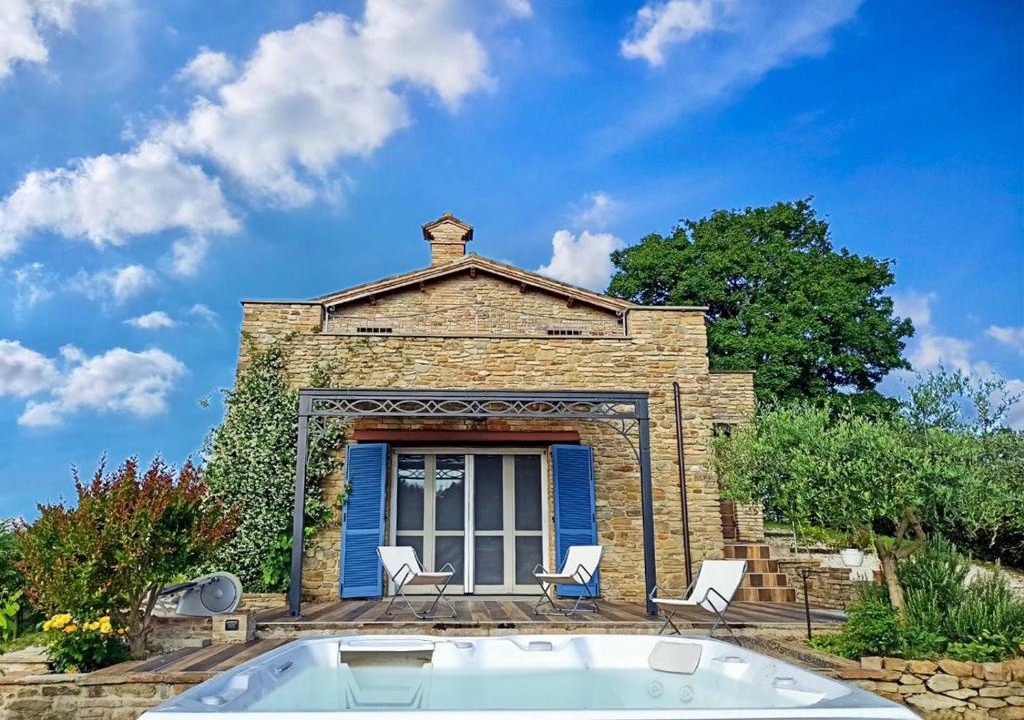 Peglio Villa | Ca' Gulino - Urbino - Villa con Minipiscina in Borgo Antico