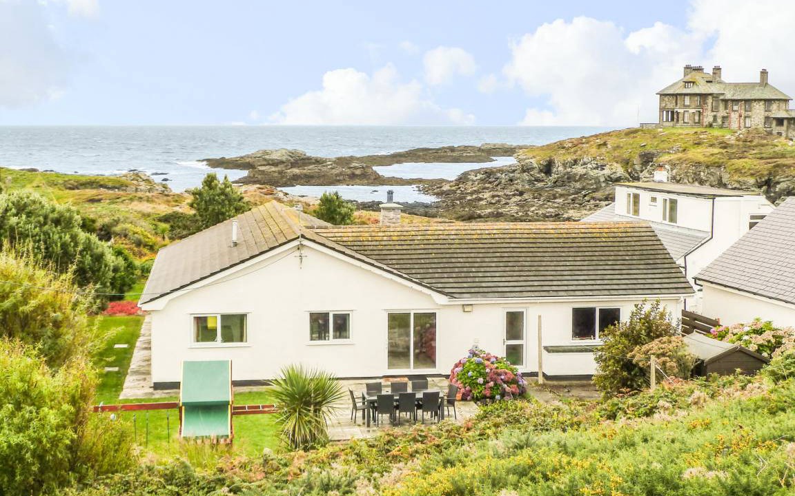 Trearddur Bay Cottage | Cabin ∙ 4 bedrooms ∙ 10 guests