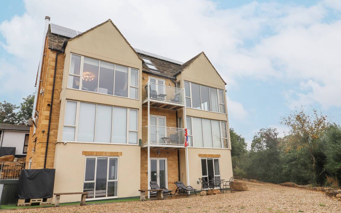 Bourton-on-the-Water Cottage | Cabin ∙ 2 bedrooms ∙ 4 guests
