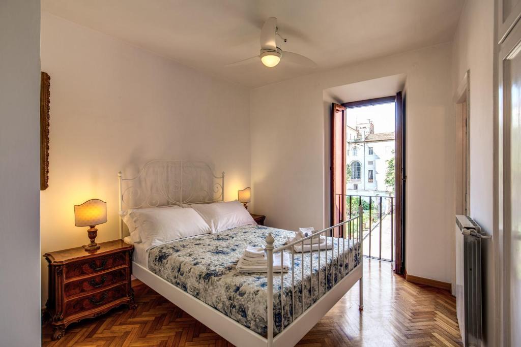 Rione VII Regola Apartment | Campo di Fiori 2 bedroom Via Giulia