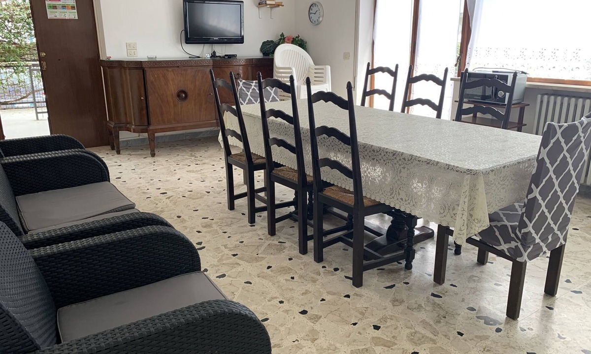 Gianola House | Casa Fiorita con 3 appart. per gruppi di 20 persone, 10 min. a piedi dal mare