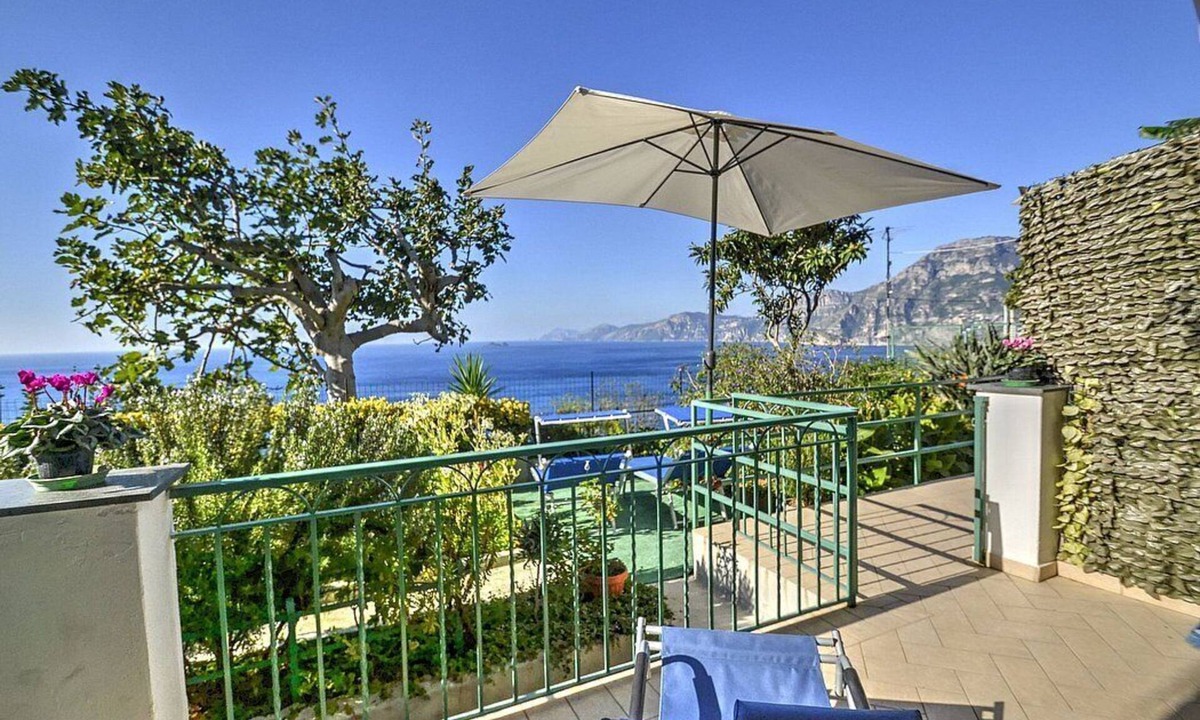 Praiano House | Casa Guglielmina: A characteristic apartment that covers the entire ground floor of a villa built on the sloping cliff in front of the sea.