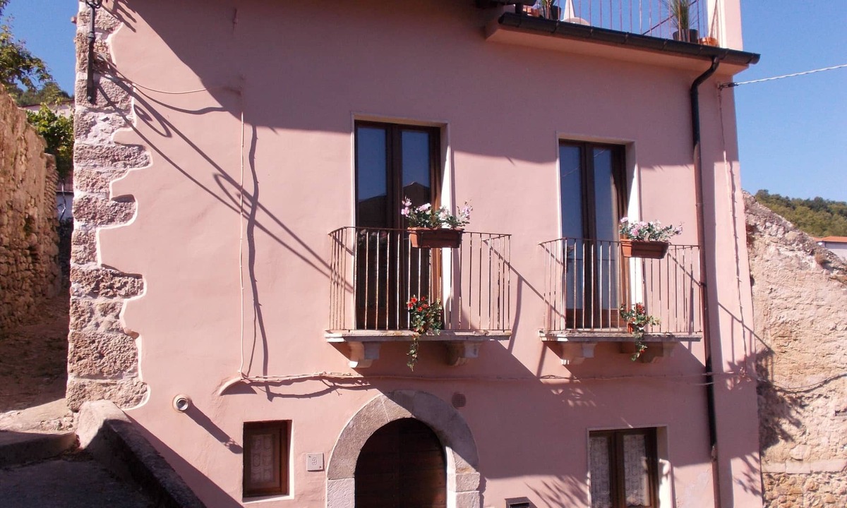 Bugnara Villa | Casa Rosa Detached in middle of Village - Roof Terrace, Garden, WiFi