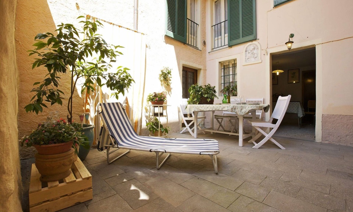 Cannero Riviera House | Central and quiet 3½-room corner house with 3 balconies and underground parking space
