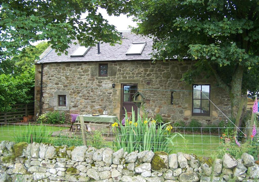 West Calder House | Charming cottage with loch and hill views nr Edinburgh