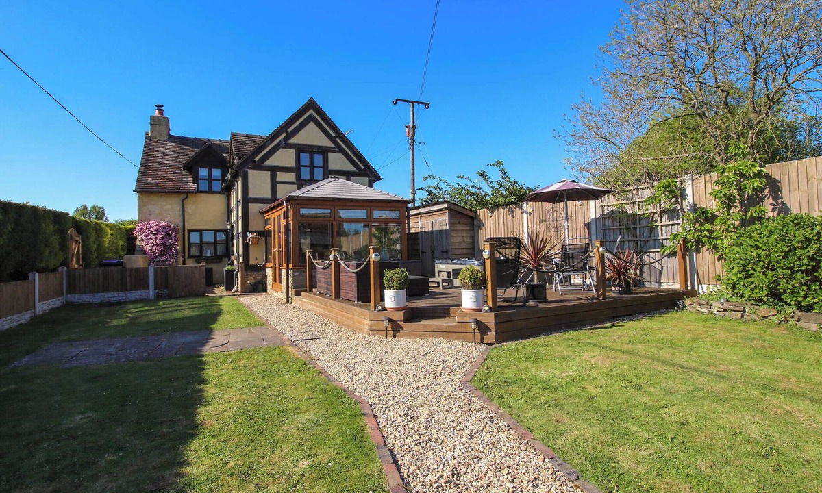 Farden Cottage | CLANDYKE COTTAGE, pet friendly, with hot tub in Clee Hill