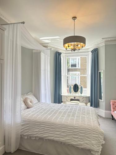 Oval Apartment | Classically Elegant Designer Apartment