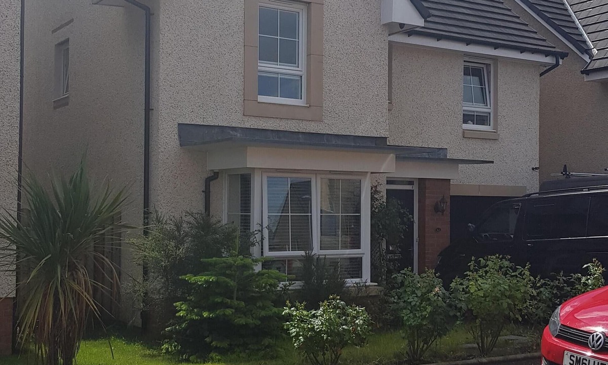 Kirkliston House | Clean and Spacious 4 bedroom Detached House