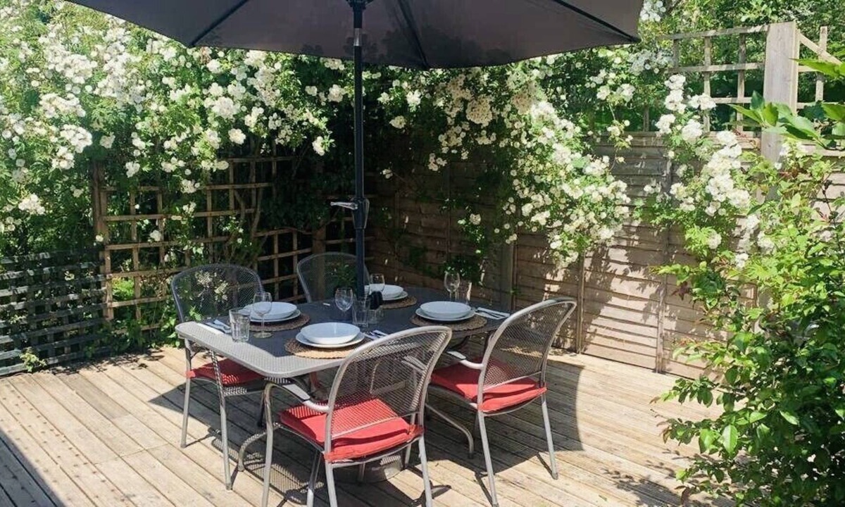New Forest District Cottage | Coastal cottage, perfect for dog walkers and couples. 4.9 stars on Airbnb!