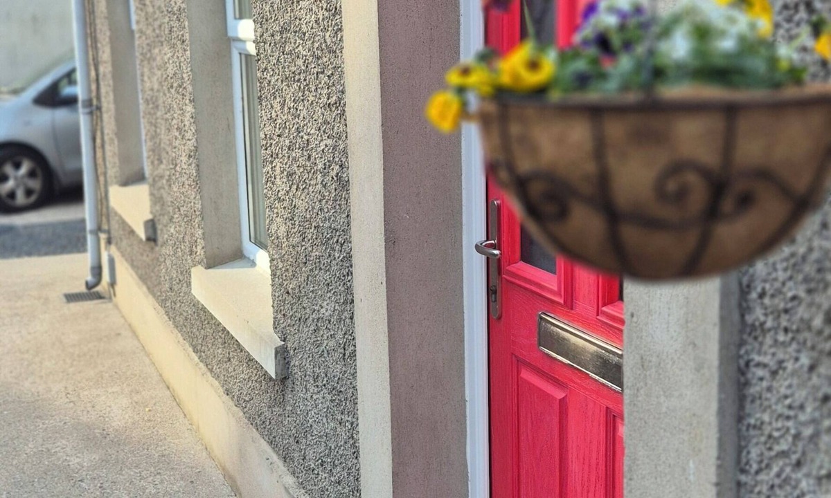 Newtownards House | Comfortable Cottage Stay Outside Belfast | Private Parking & Sleeps 4 guests