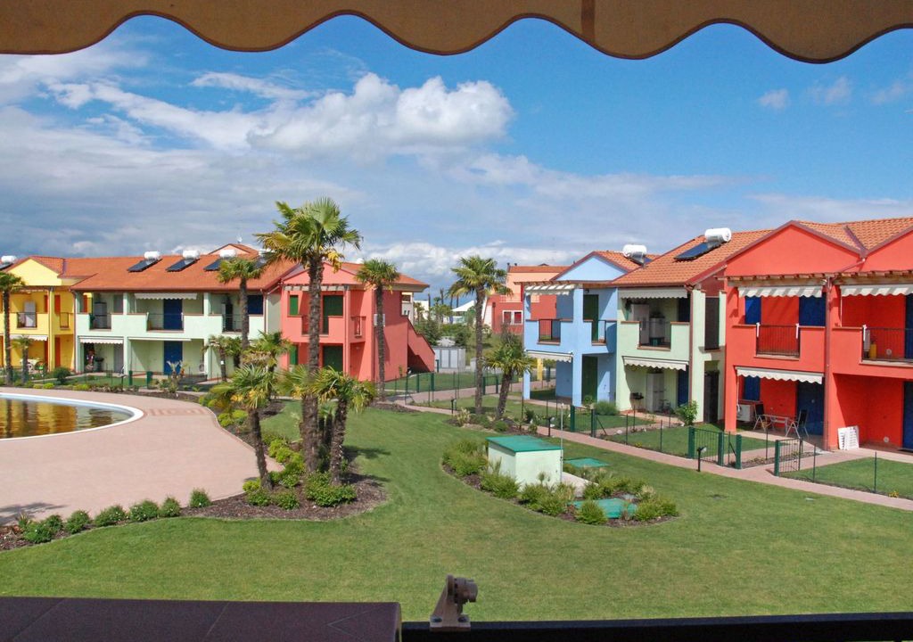 Aprilia Marittima Apartment | Cosy apartment for 6 people with A/C, pool, hot tub, TV and balcony
