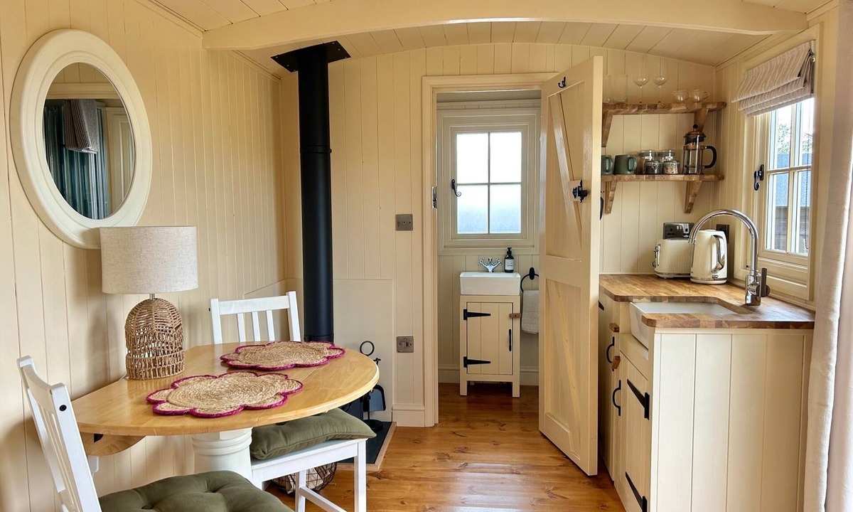 Cambridge Cabin | Cosy, boutique Shepherd's Hut near Cambridge; free bicycles