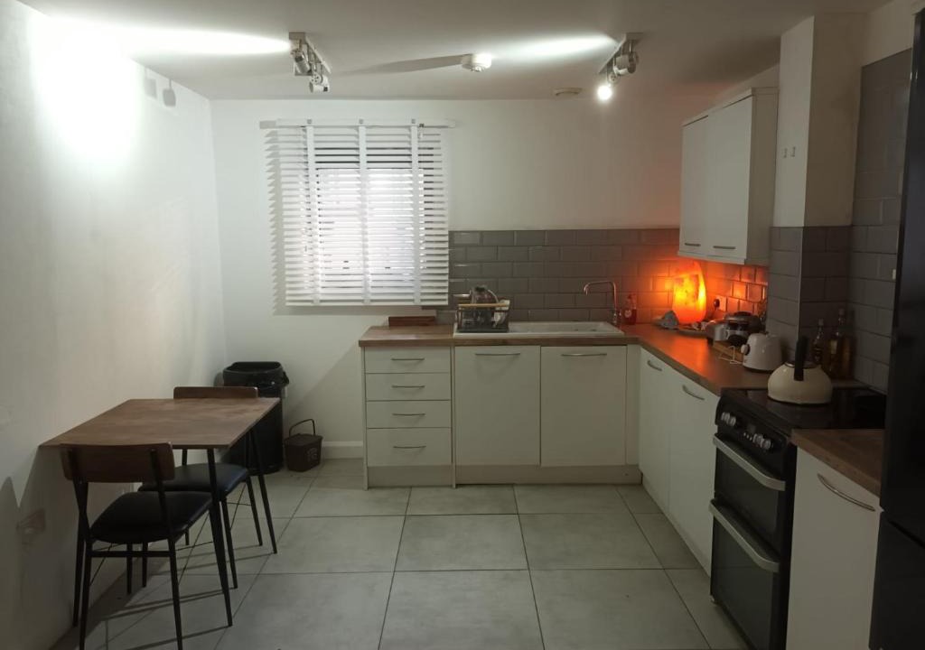 Bristol Apartment | Cosy Modern Apartment in Central Bristol Near Stokes Croft