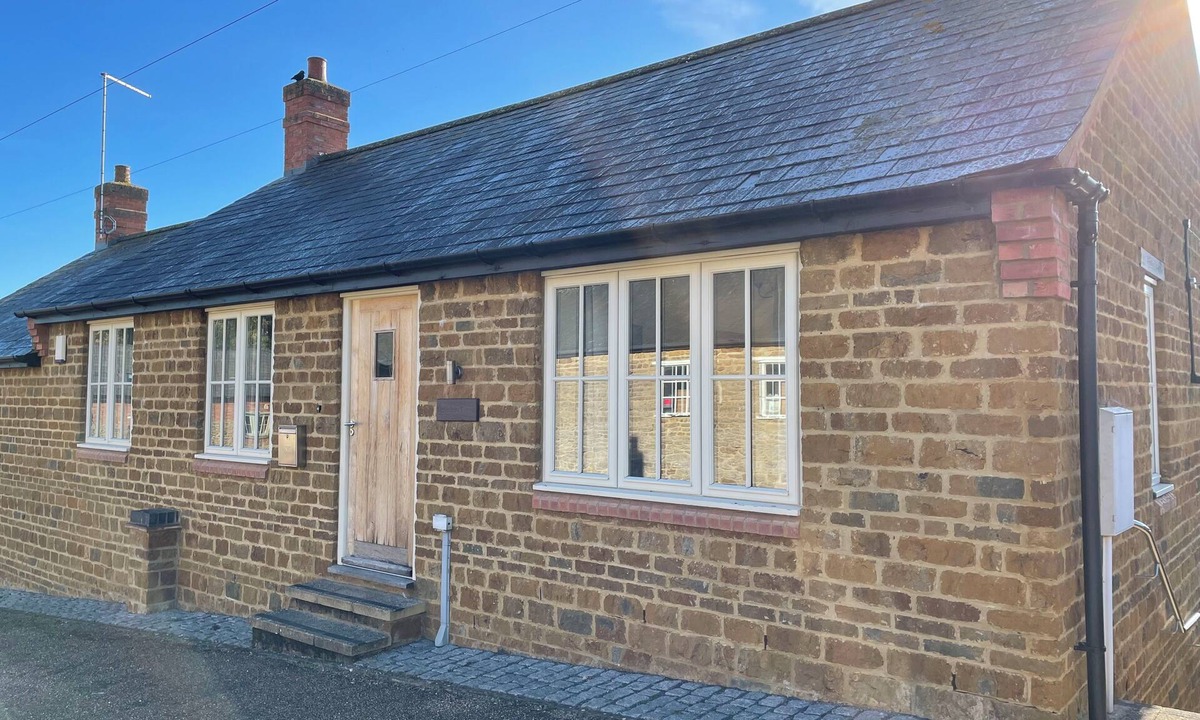 Badby Cottage | Cottage In Great Central Village Location. Country Walks Available.