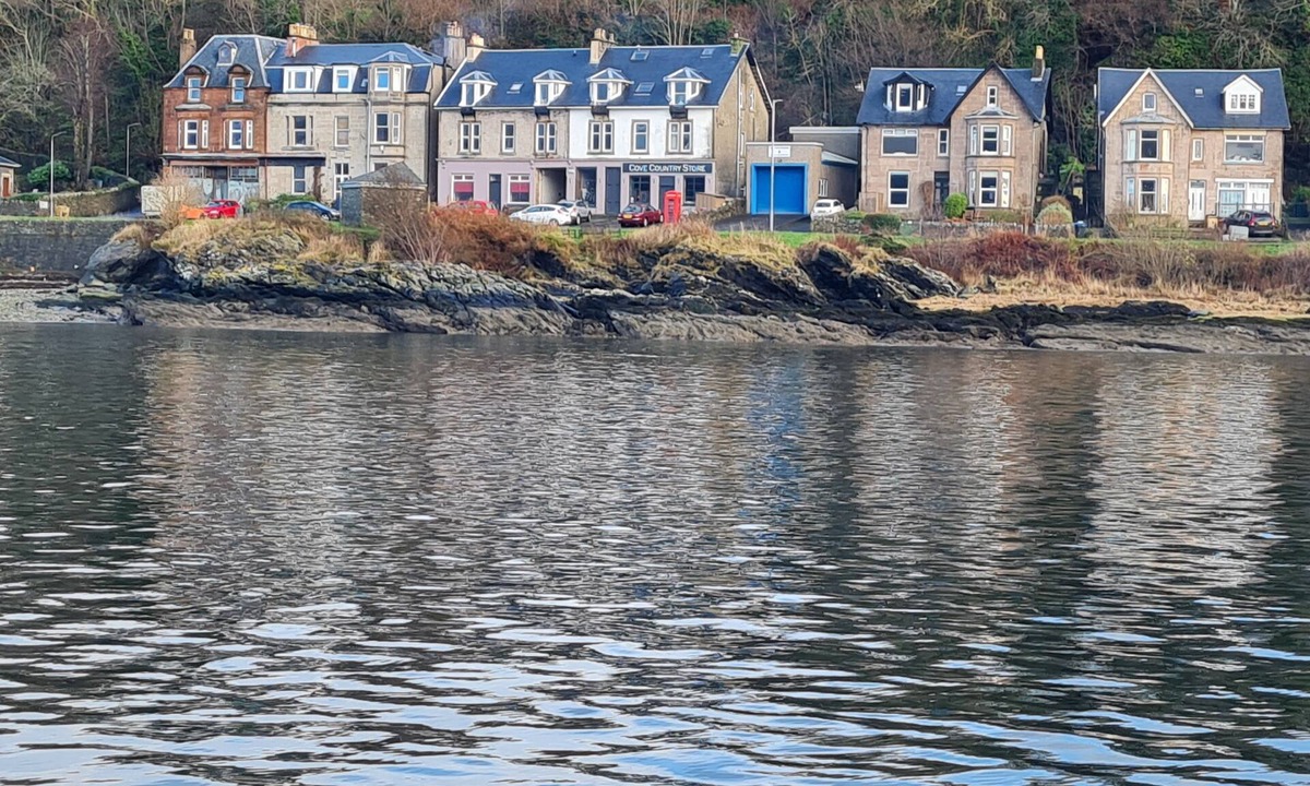 Kilcreggan House | Cove Lochside Apartment with Sea and Sunset Views