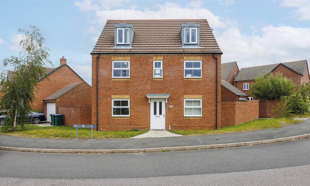 Gamston House | Coventry House for the Larger Group with Parking