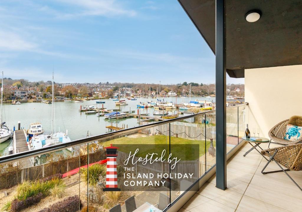 Ryde House | Creek View - A Tranquil Waterside Retreat with a Touch of Luxury and Pontoon