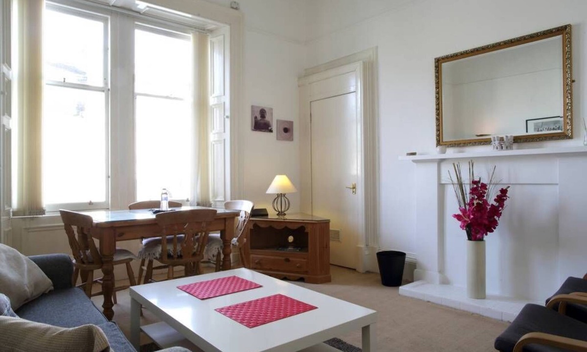 Old Town Apartment | Delightful Old Town Apartment 5 minutes walk from Royal Mile & Edinburgh Castle