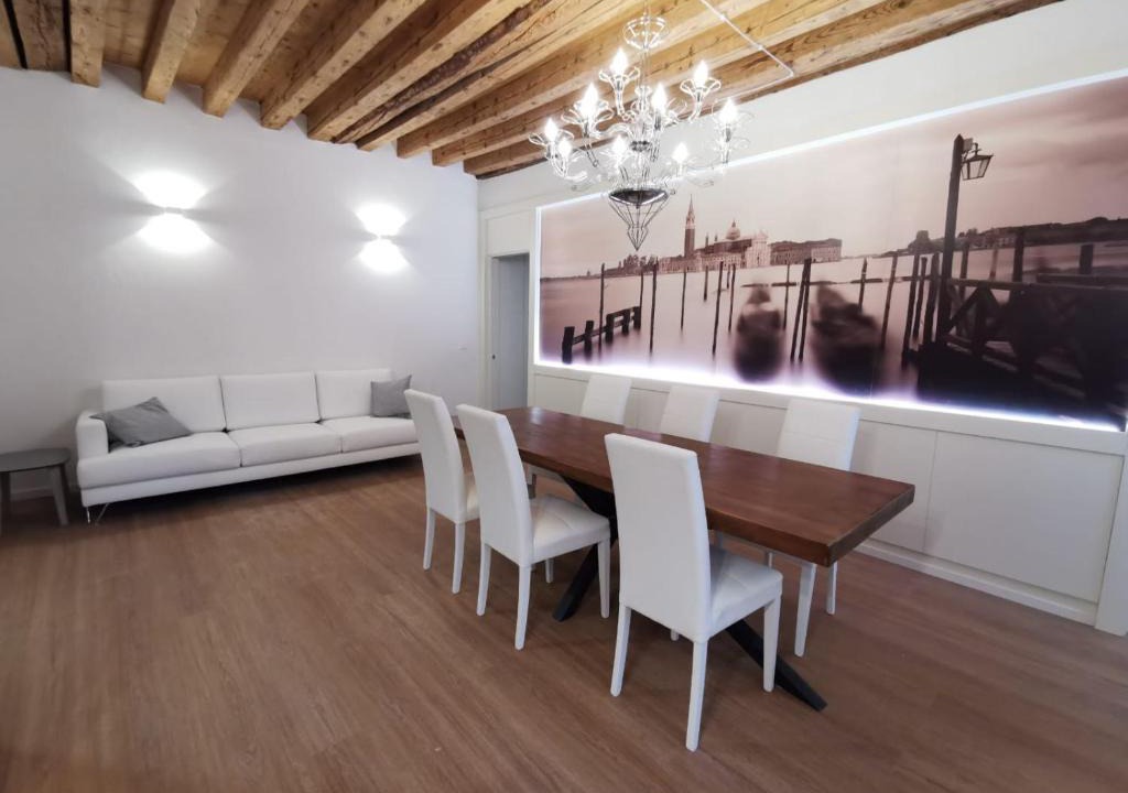 San Polo Apartment | Deluxe 3 Bedroom Flat in Rialto
