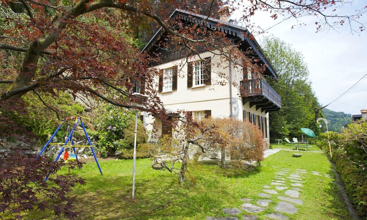 Premeno House | Detached 6½-room house with garden and beautiful lake view