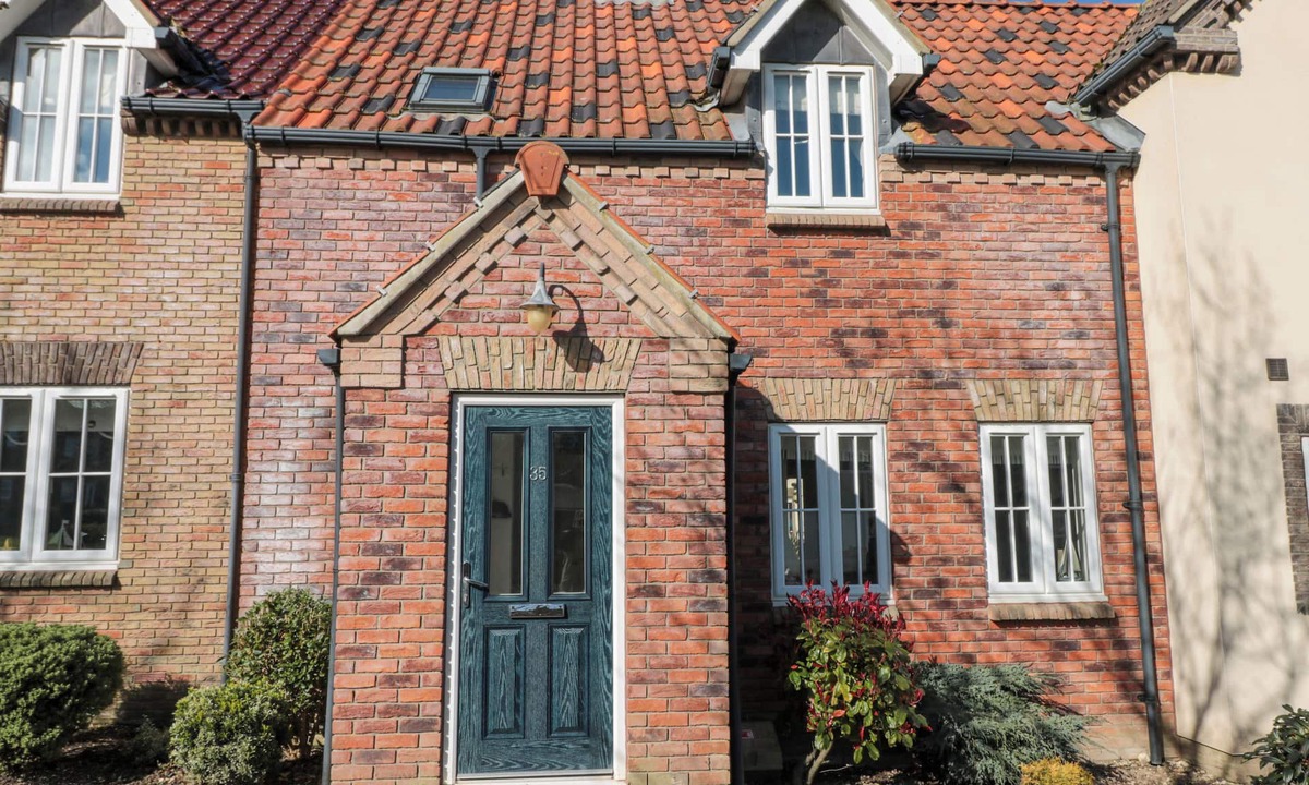 Filey Cottage | DOTTY'S SUNSHINE COTTAGE, pet friendly, with pool in Filey